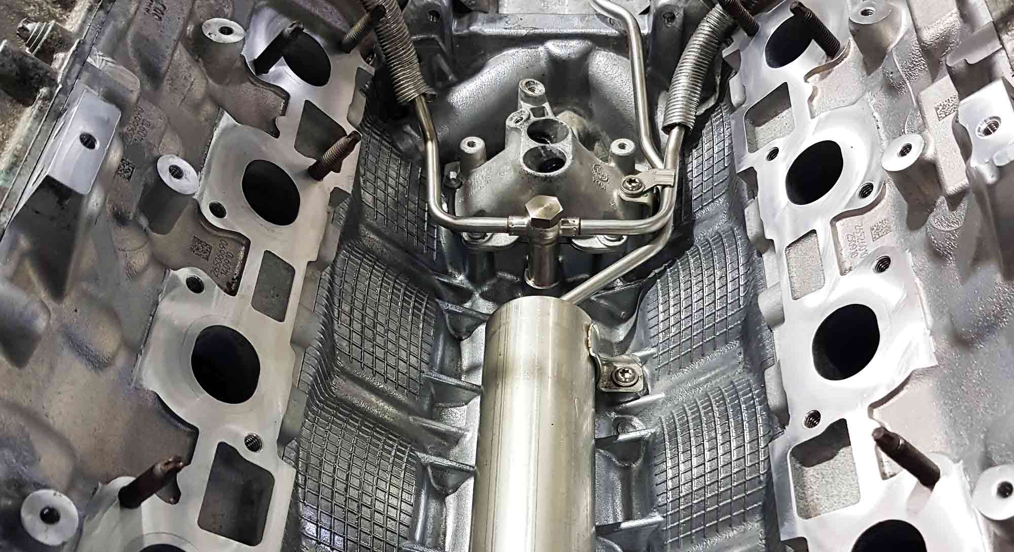 Der gereinigte V-Zwischenraum beim Zusammenbau des N63M10A Motors